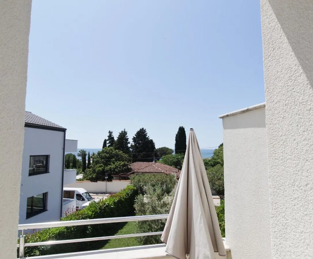 Villa Lion Zambratija Guest house